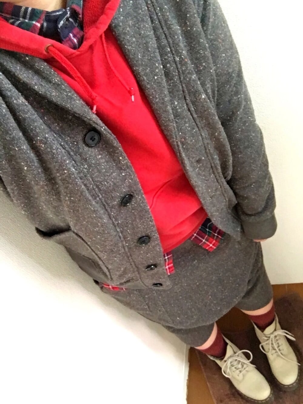 グレー系のジャケット/アウター、グレー系のその他パンツ、レッド系のパーカーを着用したレディースの冬コーディネートの1枚目の写真