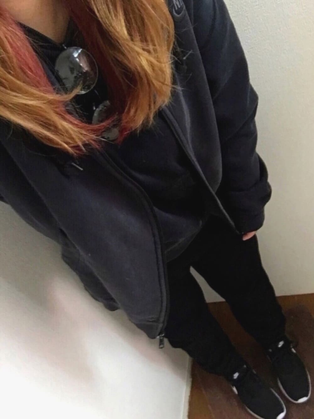 ブラック系のパーカー、ブラック系のパーカー、ブラック系のその他パンツを着用したレディースの冬コーディネートの1枚目の写真