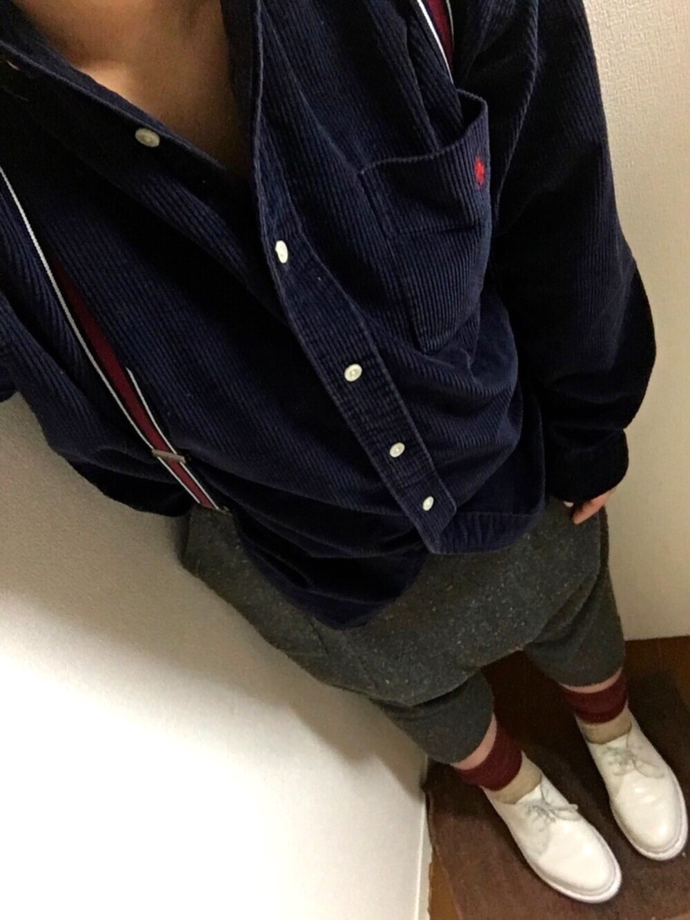 ブルー系のシャツ/ブラウス、グレー系のその他パンツ、ホワイト系のブーツを着用したレディースの冬コーディネートの1枚目の写真