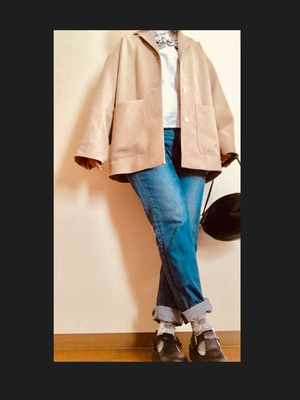 ブラック系のシューズ、ホワイト系のシャツ/ブラウス、ベージュ系のジャケット/アウターを着用したレディースの春コーディネートの1枚目の写真