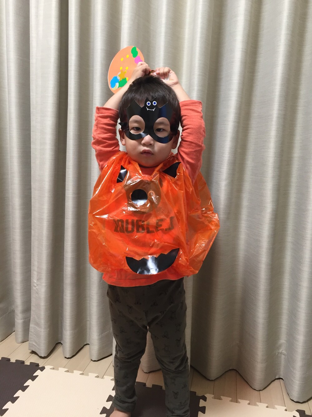 「wearhalloween2017」｜「MIKI HOUSEのアイテム（Tシャツ/カットソー、オレンジ系）」を使った、河合ちゃんさん（メンズ・100cm）の秋コーディネートの1枚目の写真