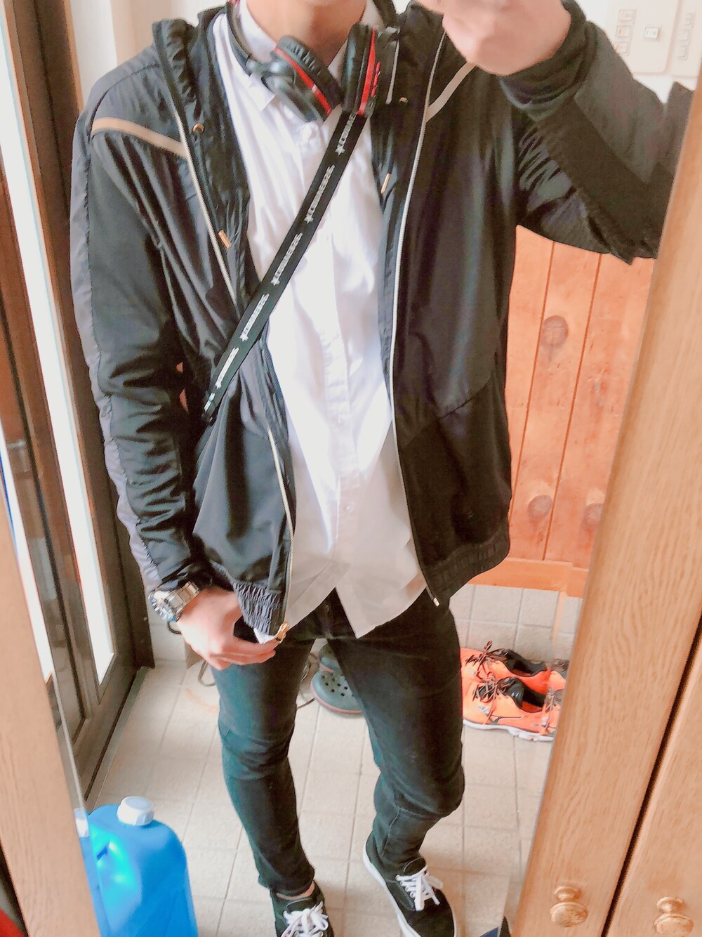「スポーティーMIX、モノクロコーデ」｜「H&Mのアイテム（シャツ/ブラウス、ホワイト系）」を使った、か い たさん（メンズ・181cm）の冬コーディネートの1枚目の写真