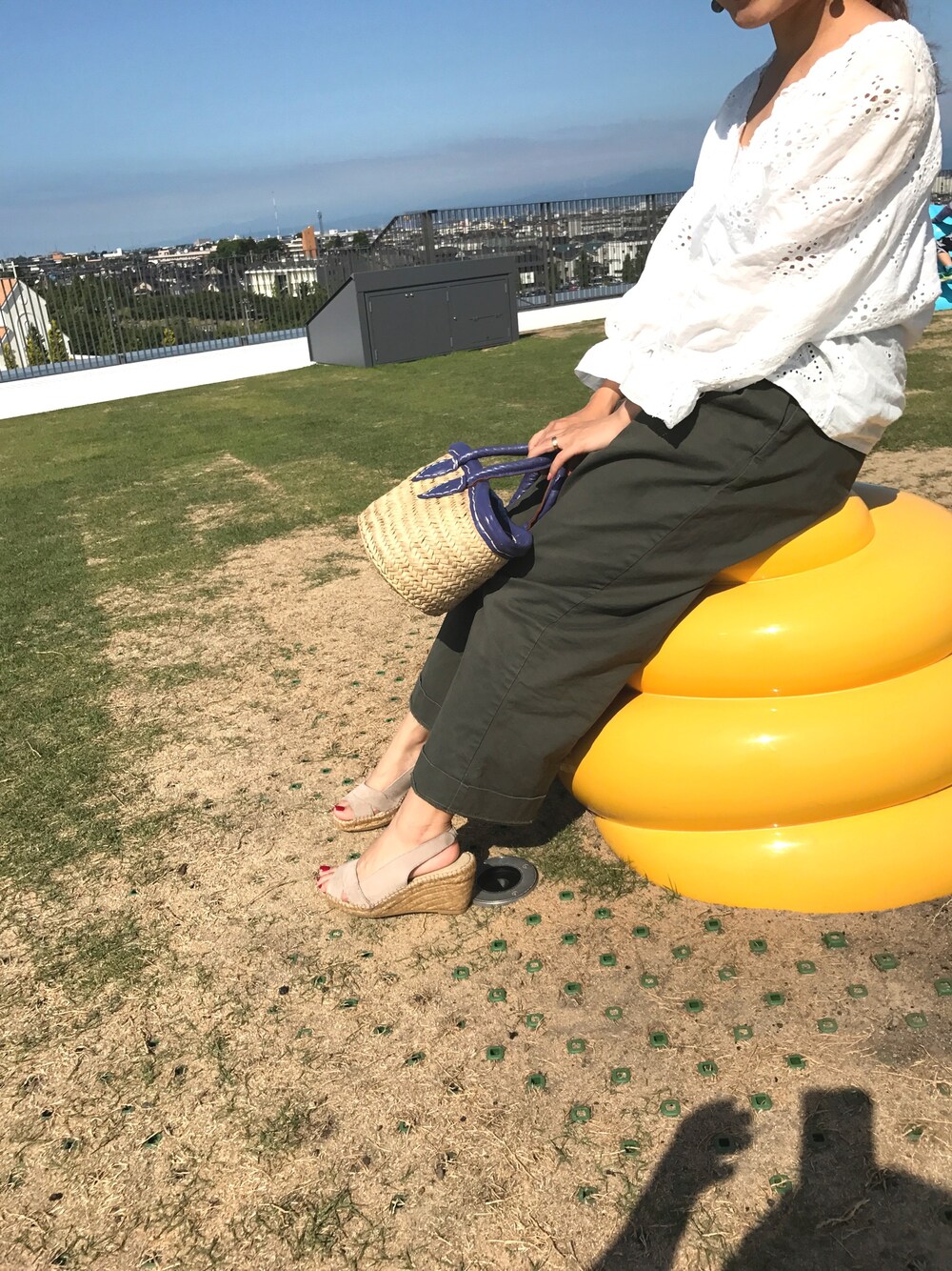 「休日スタイル、かごバッグ、ぺプラムトップス、夏、ママコーデ」｜「楽天のアイテム（シャツ/ブラウス、ホワイト系）」を使った、boo♡さん（レディース・148cm）の夏コーディネートの1枚目の写真