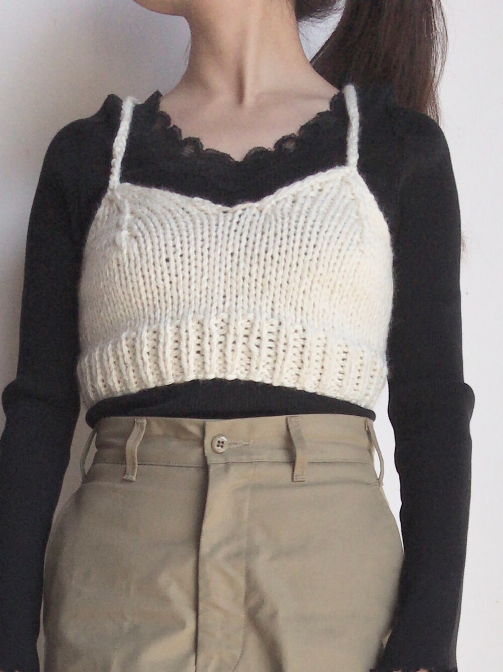 「カジュアルコーデ、秋のコーデ、シンプルコーデ、ootd、ニット、ニットビスチェ、レーストップス、ママコーデ、モノトーン」｜「LOWRYS FARMのインナーレースＶネックプルオーバー  774277 （Tシャツ/カットソー、ブラック系）」を使った、boo♡さん（レディース・148cm）の秋コーディネートの1枚目の写真