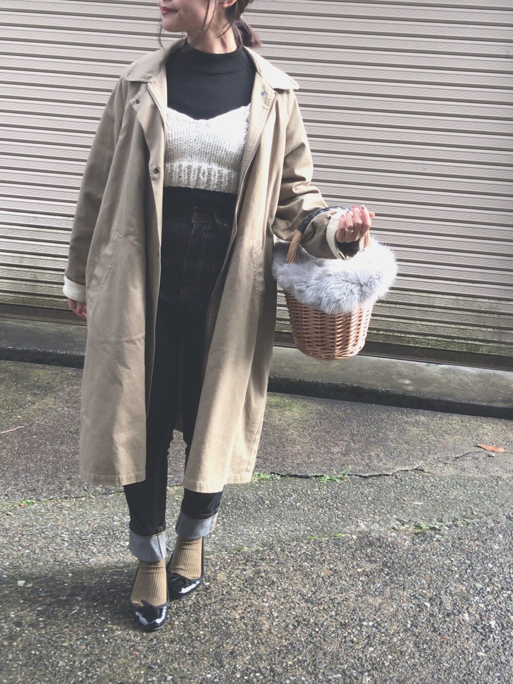 「シンプル、カジュアルコーデ、ママファッション、デニムパンツ、ニットビスチェ、ハイウエスト、かごバッグ、モノトーン、プチプラ」｜「KBFの【WEB限定】KBF　ボーイッシュビッグコート（その他アウター、ベージュ系）」を使った、boo♡さん（レディース・148cm）の冬コーディネートの1枚目の写真