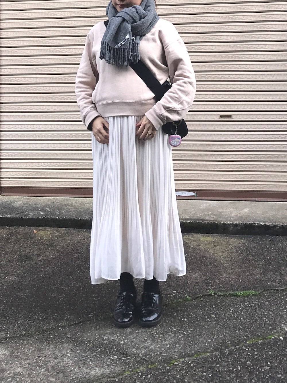 「シンプルコーデ、プチプラ、ママファッション、スウェット、プリーツスカート、マタニティ、ootd」｜「Acne Studiosのアイテム（ストール/ショール、グレー系）」を使った、boo♡さん（レディース・148cm）の冬コーディネートの1枚目の写真