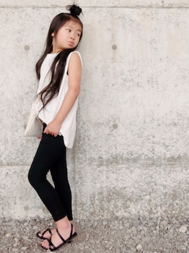 「SESTO（セスト）の【SESTOキッズ】ママとお揃い。華奢ストラップフラットサンダル（サンダル）」を使った、花音さん（キッズ・110cm）の夏コーディネート