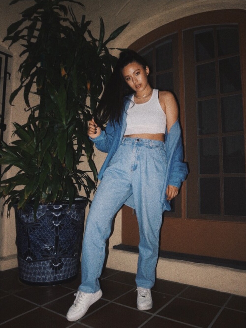 「oversized、denimondenim、90’s、sneakers」｜「Leeのアイテム（デニムパンツ、ブルー系）」を使った、Tiffanyさん（レディース・168cm）の秋コーディネートの1枚目の写真