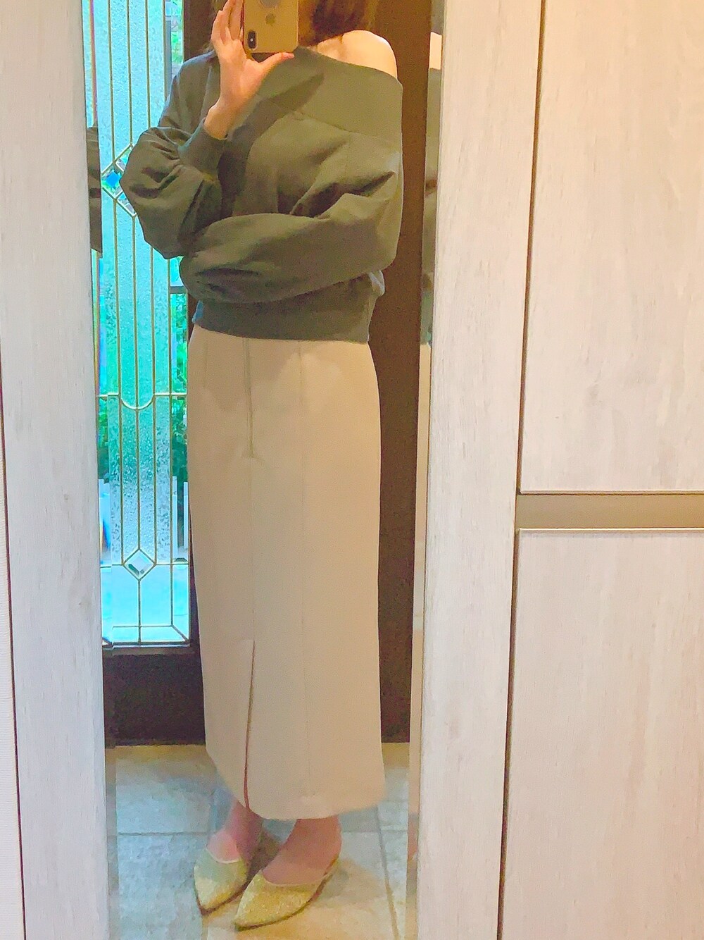 「SNIDELのシンプルタイトスカート（スカート、ベージュ系）」を使った、mmmさん（レディース・165cm）の春コーディネートの1枚目の写真