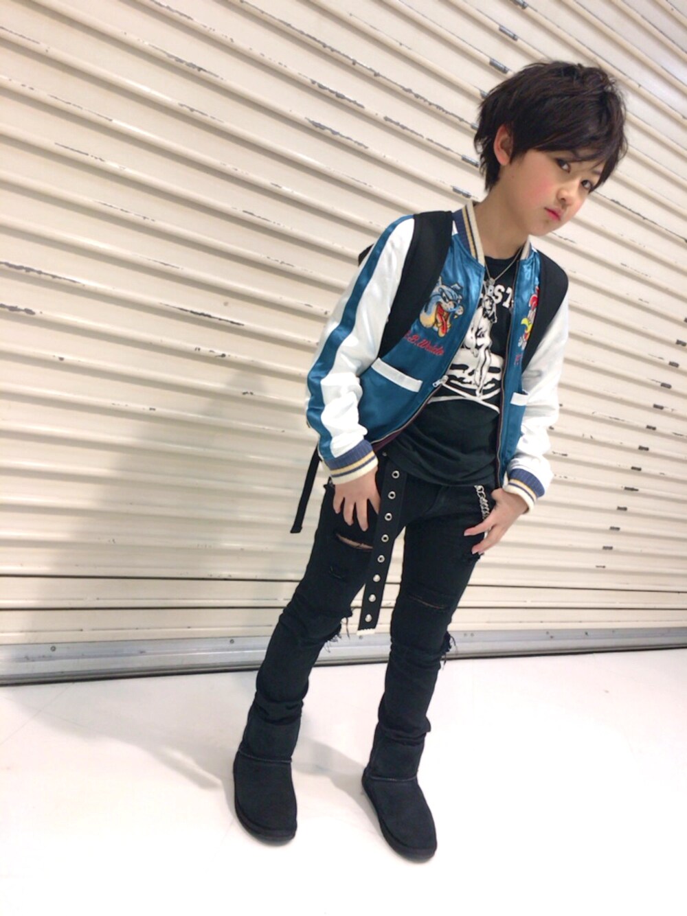 「シンプルコーデ、男の子、emu、hysteric mini、Hysteric Glamour、JOEY HYSTERIC、ダメージ加工、リメイク」｜「HYSTERIC MINIのNYタトゥー柄サテン　リバーシブルスカジャン（ブルゾン、パープル系）」を使った、◍●⌄̈⃝KAIRIꙬ꙳●◍さん（キッズ・136cm）の冬コーディネートの1枚目の写真