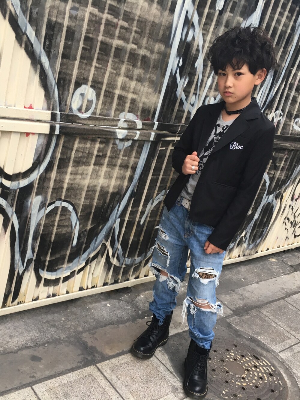 「キッズ、シンプルコーデ、おとこのこ、Dr.Martens」｜「BLOCのアイテム（ジャケット/アウター、ブラック系）」を使った、◍●⌄̈⃝KAIRIꙬ꙳●◍さん（キッズ・140cm）の春コーディネートの1枚目の写真
