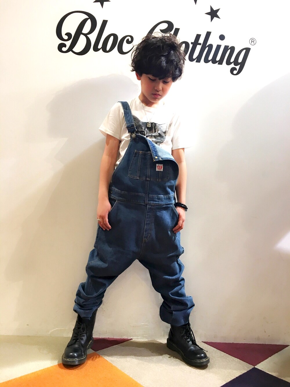 「キッズファッション、メンズ、男の子、サロペット、猫、ＢＬＯＣ、Dr.Martens」｜「BLOCのアイテム（Tシャツ/カットソー、ホワイト系）」を使った、◍●⌄̈⃝KAIRIꙬ꙳●◍さん（キッズ・140cm）の春コーディネートの1枚目の写真