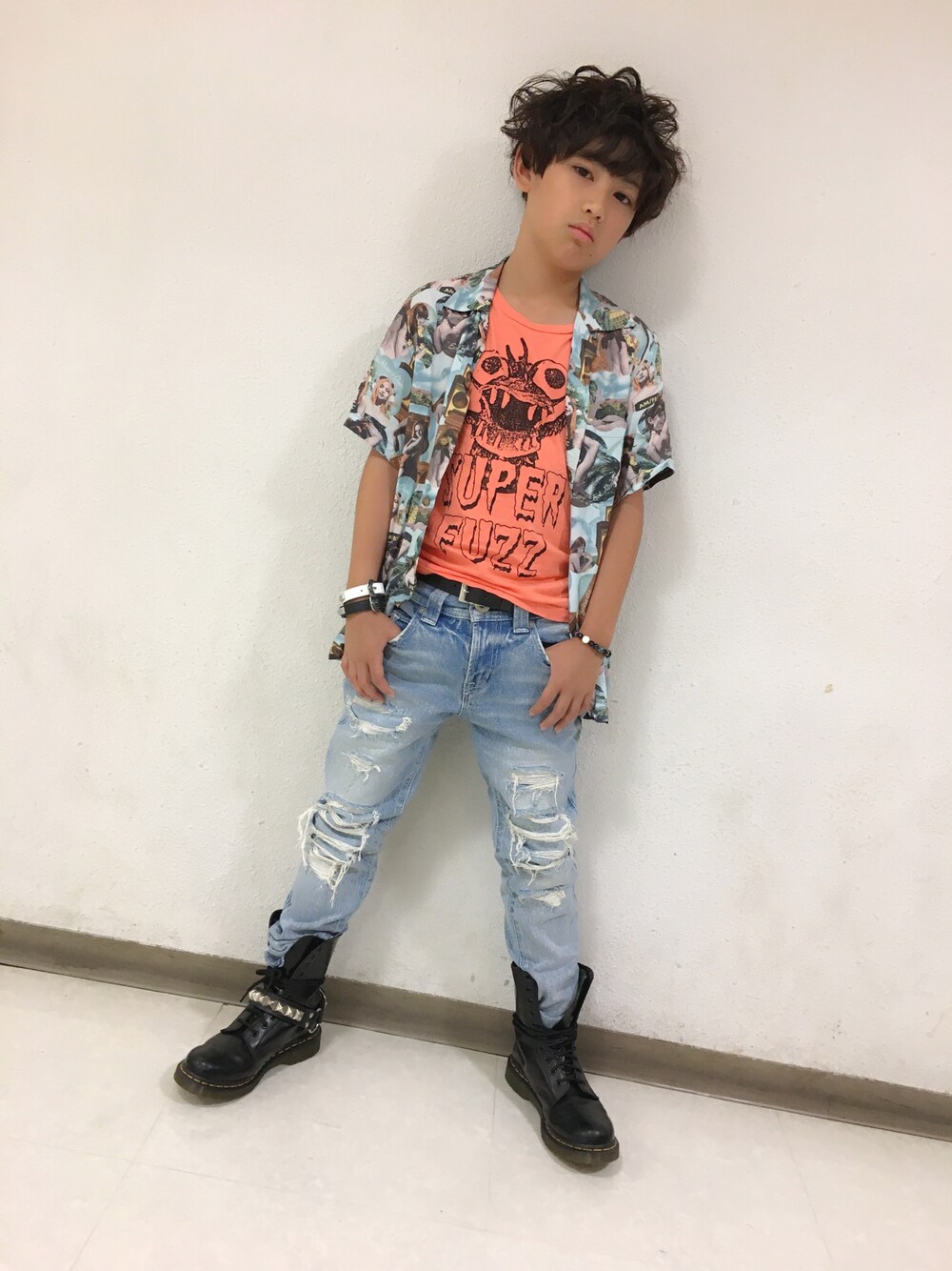 「キッズコーデ、kidsfashion、メンズライク、男の子コーデ、Hysteric Glamour、JOEY HYSTERIC、rodeo crowns、夏コーデ、シャツ、Dr.Martens」｜「JOEY HYSTERICのMUSIC'S OVER 総柄 半袖アロハSH（シャツ/ブラウス、その他）」を使った、◍●⌄̈⃝KAIRIꙬ꙳●◍さん（キッズ・140cm）の夏コーディネートの1枚目の写真