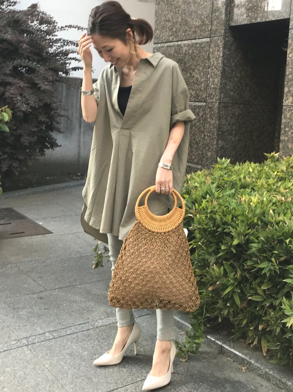 「シンプルコーデ、大人カジュアル、スキッパーシャツ、レギンス、ビッグシルエット、休日スタイル、カジュアル、カーキ、パンプス、あみバック」｜「Ungridのアイテム（シャツ/ブラウス、グリーン系）」を使った、NAOMIさん（レディース・156cm）の春コーディネートの1枚目の写真