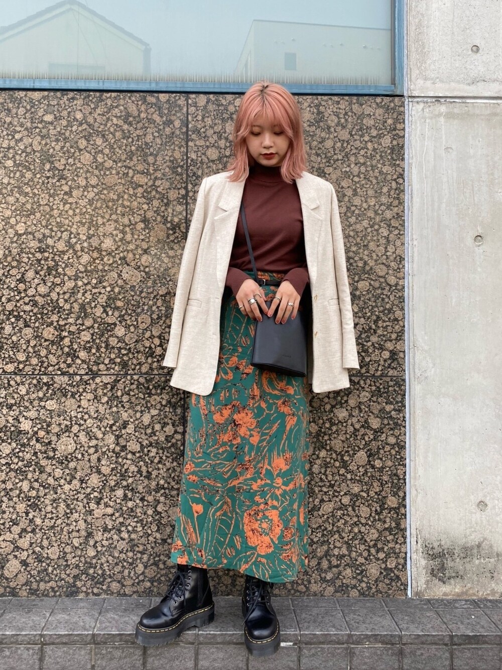 「秋のマイ旬スタイル、秋冬コーデ、ロングスカート、ブーツ、ジャケット、ショルダーバッグ、秋色、Dr.Martens、オトナカジュアル、おしゃれさんと繋がりたい」｜「SLYのPUFF SLEEVE ハイゲージトップス（ニット/セーター、ブラウン系）」を使った、あーやんさん（レディース・158cm）の秋コーディネートの1枚目の写真