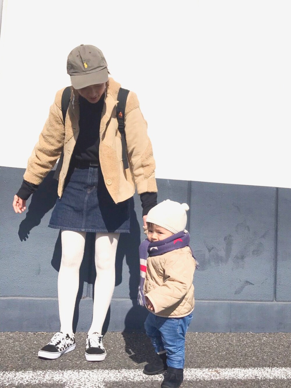 「冬コーデ、ベージュ、ミニスカート、スニーカー、オールドスクール、ベージュコーデ」｜「POLO RALPH LAURENのアイテム（キャップ、ベージュ系）」を使った、Rena.さん（レディース・163cm）の冬コーディネートの1枚目の写真