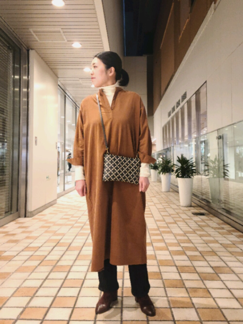 「オトナカジュアル、あったかコーデ、パンツスタイル、30代コーデ、フユコーデ、レイヤードスタイル、シンプルコーデ、カジュアル、デニム」｜「URBAN RESEARCHのコーデュロイスキッパーワンピース（ワンピース、イエロー系）」を使った、rumi takahashiさん（レディース・164cm）の冬コーディネートの1枚目の写真