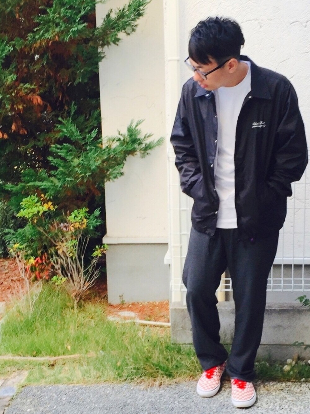 ブラック系のカバーオール、ホワイト系のTシャツ/カットソー、グレー系のその他パンツを着用したメンズの秋コーディネートの1枚目の写真