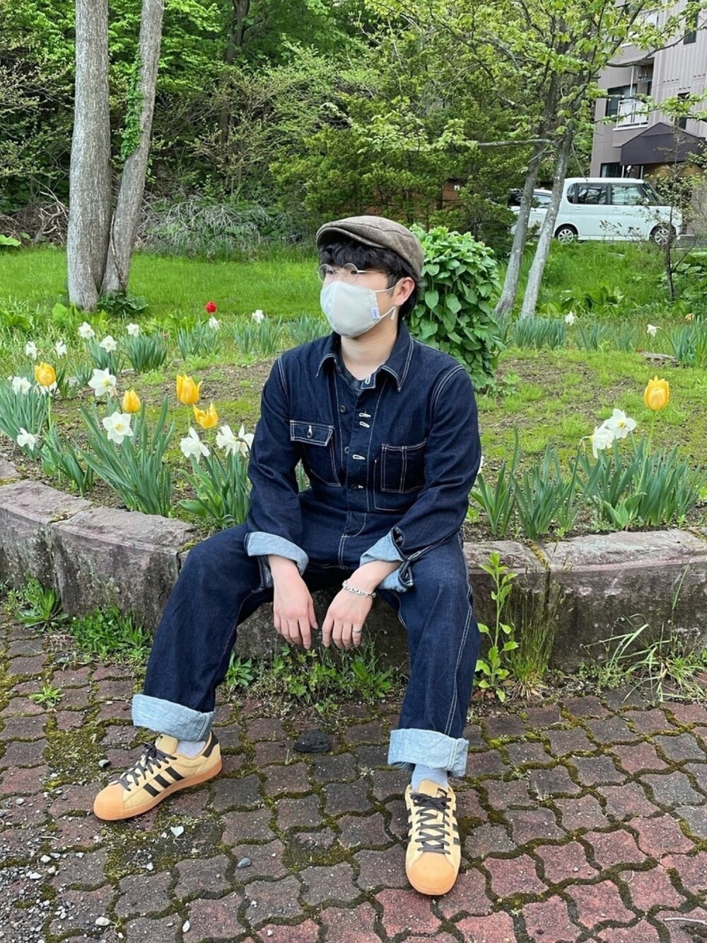 「これが私をアゲる服、オールインワン、デニム、ハンチング、公園、チューリップ、札幌、休日スタイル、お洒落さんとつながりたい」｜「Johnbull Private laboのアイテム（つなぎ/オールインワン、ブルー系）」を使った、カズキDさん（メンズ・174cm）の春コーディネートの1枚目の写真