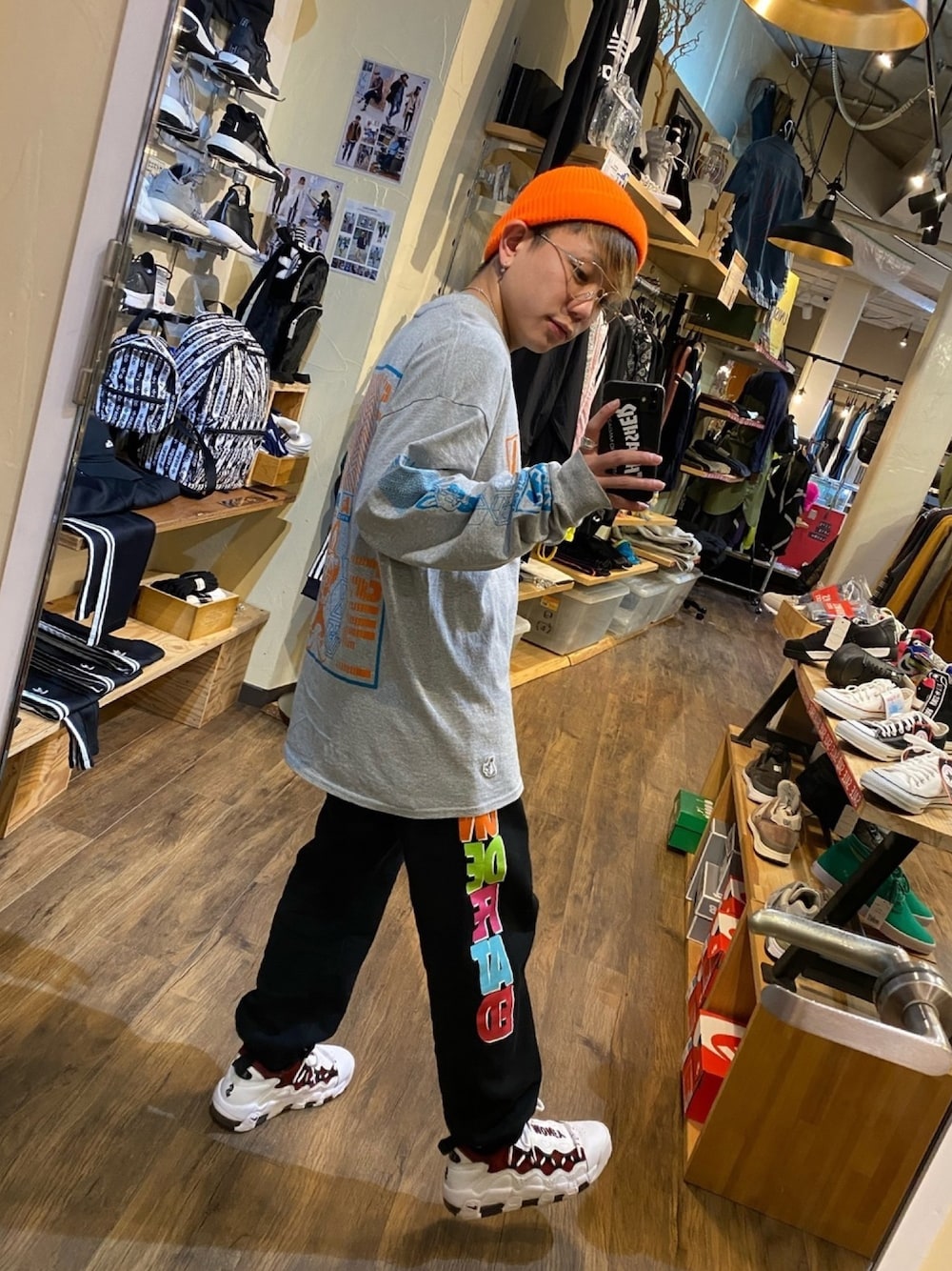 「NIKE、エアモアマネー、FR2、うさぎ、undefeated、無敗のブランド、ロスコ、ストリート、お気に入りシルエット、スニーカーコーデ」｜「ROTHCOのROTHCO ロスコ MADE IN USA ACRYLIC ワッチキャップ（ニットキャップ/ビーニー、オレンジ系）」を使った、Heroさん（メンズ・163cm）の春コーディネートの1枚目の写真