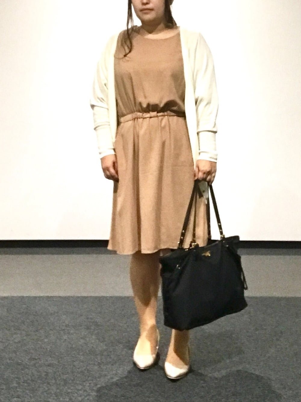 「オフィス、ワンピース、ベージュ、ワントーンコーデ、ぽっちゃり」｜「ami amieのアイテム（パンプス、ベージュ系）」を使った、nanさん（レディース・163cm）の秋コーディネートの1枚目の写真