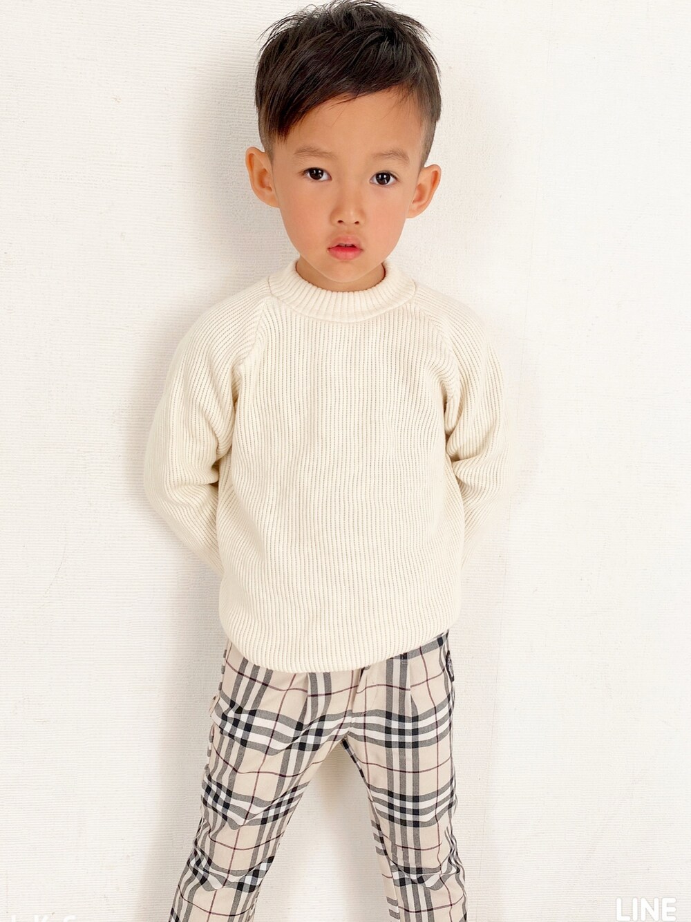 「サマーニット、韓国子供服、韓国ファッション、バーバリーチェック、男の子コーデ、スニーカー、VANS、コンバース」｜「Ocean&Groundのアイテム（ニット/セーター、ホワイト系）」を使った、yumez0さん（キッズ・120cm）の春コーディネートの1枚目の写真