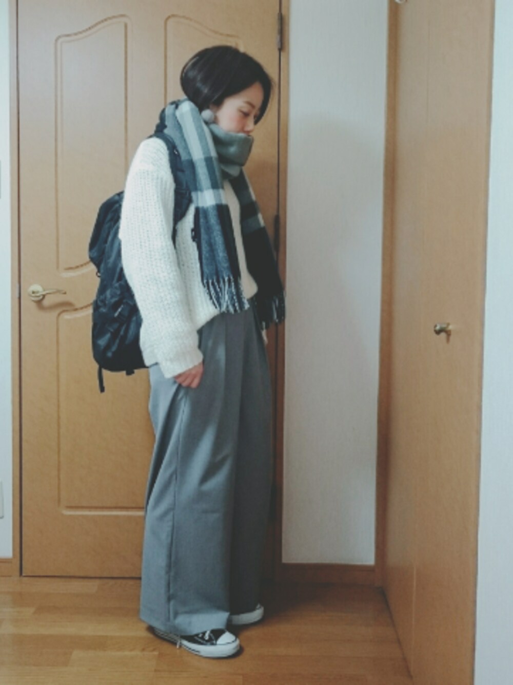 「オトナ女子、大人カジュアル、ワイドパンツ、白ニット、スニーカー、リュック」｜「SENSE OF PLACE by URBAN RESEARCHのCARREMAN/キャリーマン　ワイドパンツ（その他パンツ、グレー系）」を使った、maimyさん（レディース・160cm）の冬コーディネートの1枚目の写真