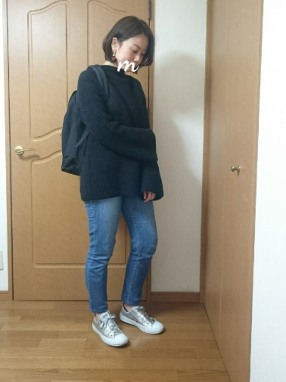 「オトナカジュアル、オトナ女子、シンプル、ニット、デニム、スニーカー、リュック、converse」｜「CONVERSEのCONVERSE ALL STAR SPACEWALK OX（スニーカー、シルバー系）」を使った、maimyさん（レディース・160cm）の冬コーディネートの1枚目の写真