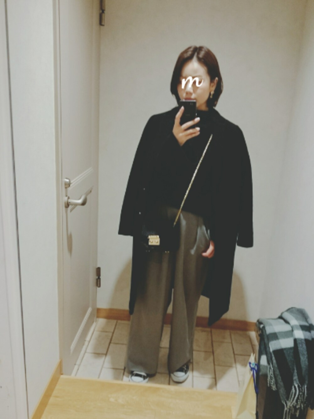 「オトナ女子、大人カジュアル、ワイドパンツ、ニット、チェスターコート、スニーカー、モノトーン」｜「JEANASISのカシミアMIXチェスターコート/721657（チェスターコート、ブラック系）」を使った、maimyさん（レディース・160cm）の冬コーディネートの1枚目の写真