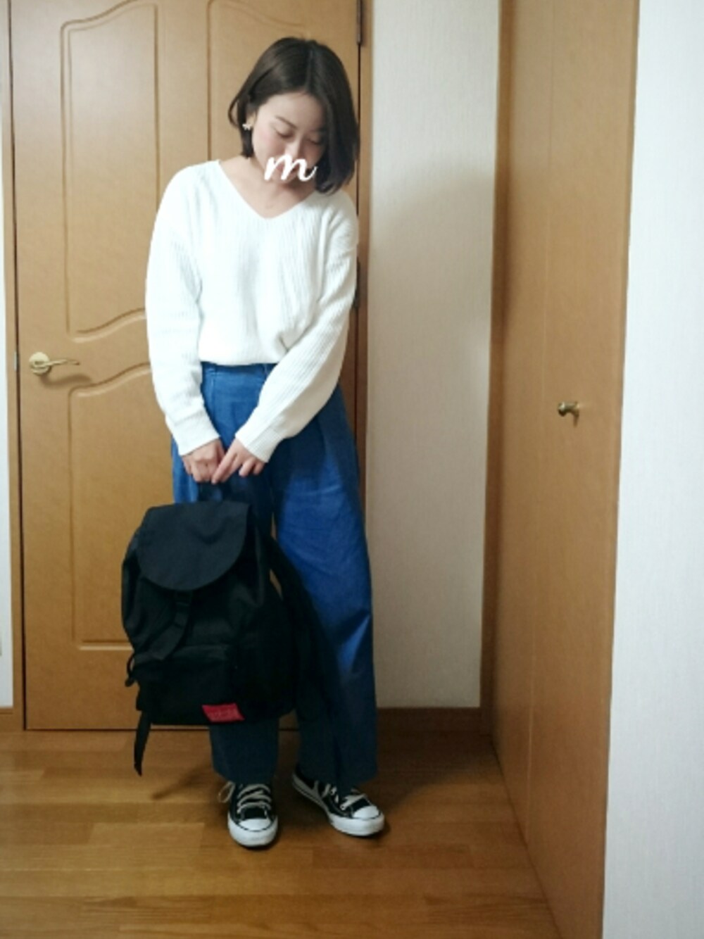 「オトナカジュアル、オトナ女子、ワイドパンツ、デニム、Vネック、白ニット、スニーカー、リュック、GU、converse」｜「GUのアイテム（ニット/セーター、ホワイト系）」を使った、maimyさん（レディース・160cm）の冬コーディネートの1枚目の写真