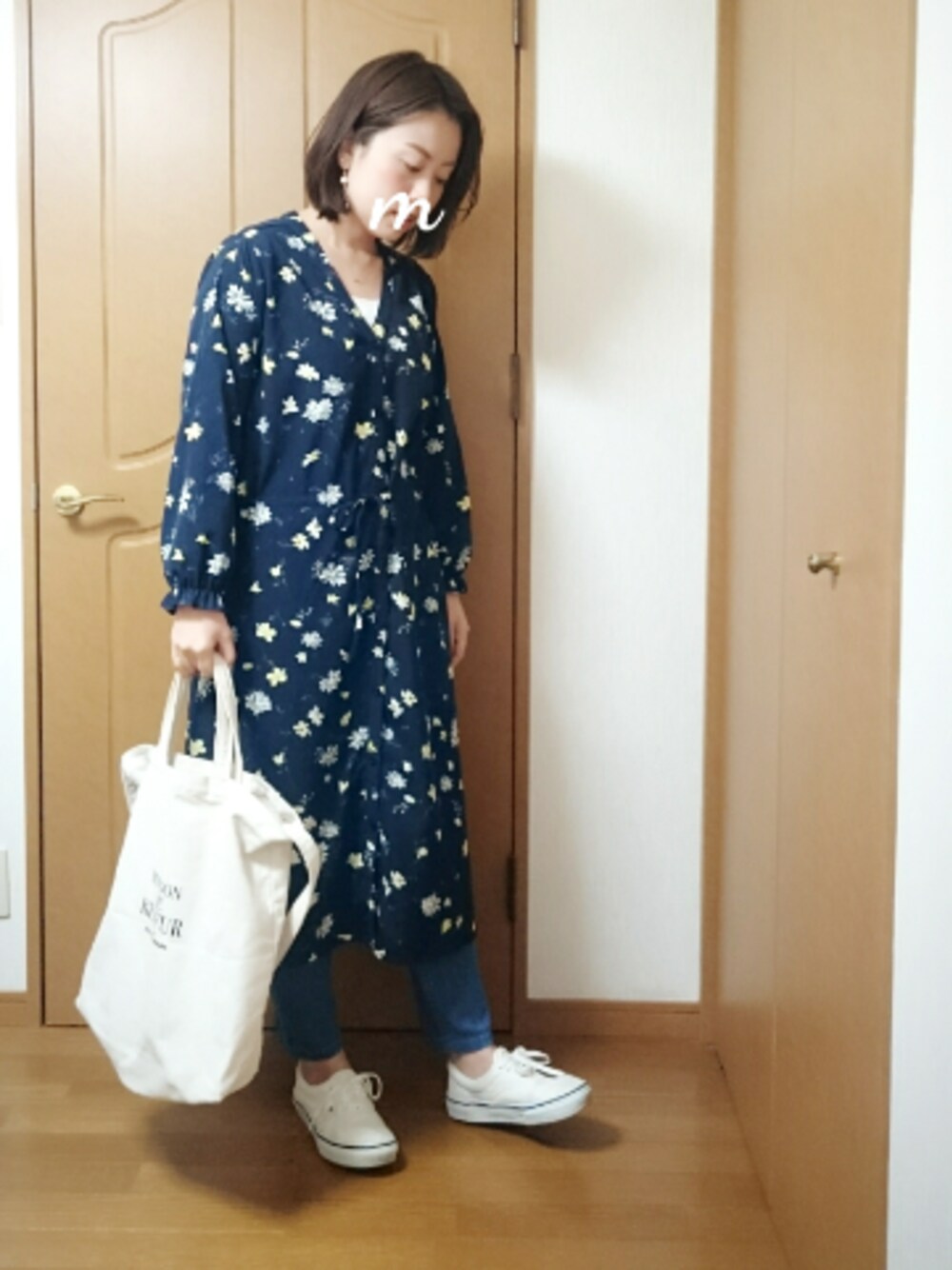 「春コーデ、大人コーデ、オトナ女子、花柄ｶﾞｳﾝ、花柄ワンピース、デニム、スニーカー、VANS、Avail」｜「VANSのVANS ヴァンズ ERA エラ V95CLA NATURAL （スニーカー、ホワイト系）」を使った、maimyさん（レディース・160cm）の冬コーディネートの1枚目の写真