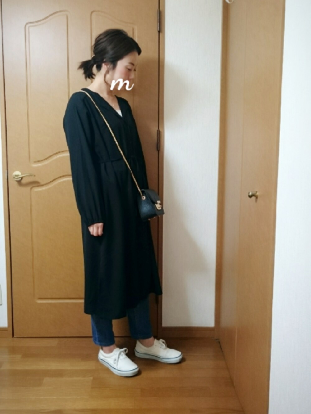 「カジュアルコーデ、春コーデ、大人カジュアル、オトナ女子、デニム、シャツワンピ、ポニーテール、VANS、GU」｜「VANSのVANS ヴァンズ ERA エラ V95CLA NATURAL （スニーカー、ホワイト系）」を使った、maimyさん（レディース・160cm）の春コーディネートの1枚目の写真