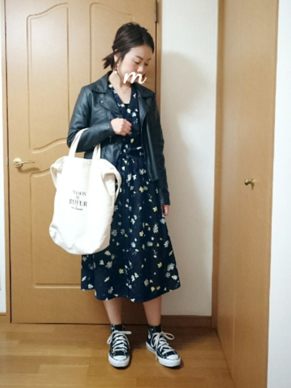 「春コーデ、オトナ女子、オトナカジュアル、ライダース、花柄ワンピース、スニーカー、converse、Avail、ポニーテール」｜「LOWRYS FARMのSSフェイクレザーライダース　714200（ライダースジャケット、ブラック系）」を使った、maimyさん（レディース・160cm）の春コーディネートの1枚目の写真