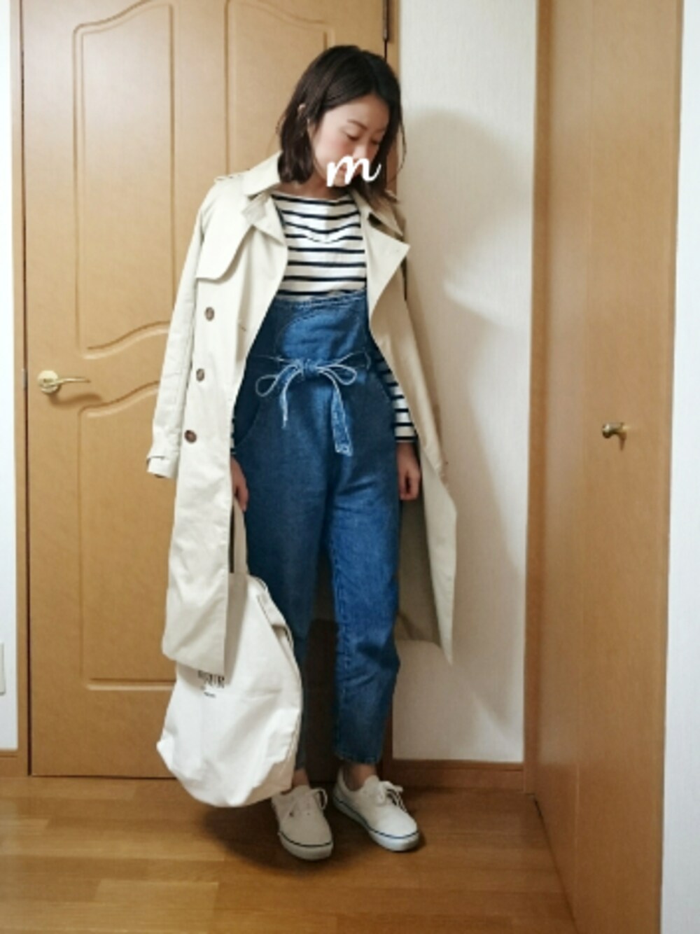 「春コーデ、オトナカジュアル、オトナ女子、ボーダー、サロペット、トレンチコート、スニーカー、VANS、UNIQLO、お花見」｜「UNIQLOのアイテム（Tシャツ/カットソー、ホワイト系）」を使った、maimyさん（レディース・160cm）の春コーディネートの1枚目の写真