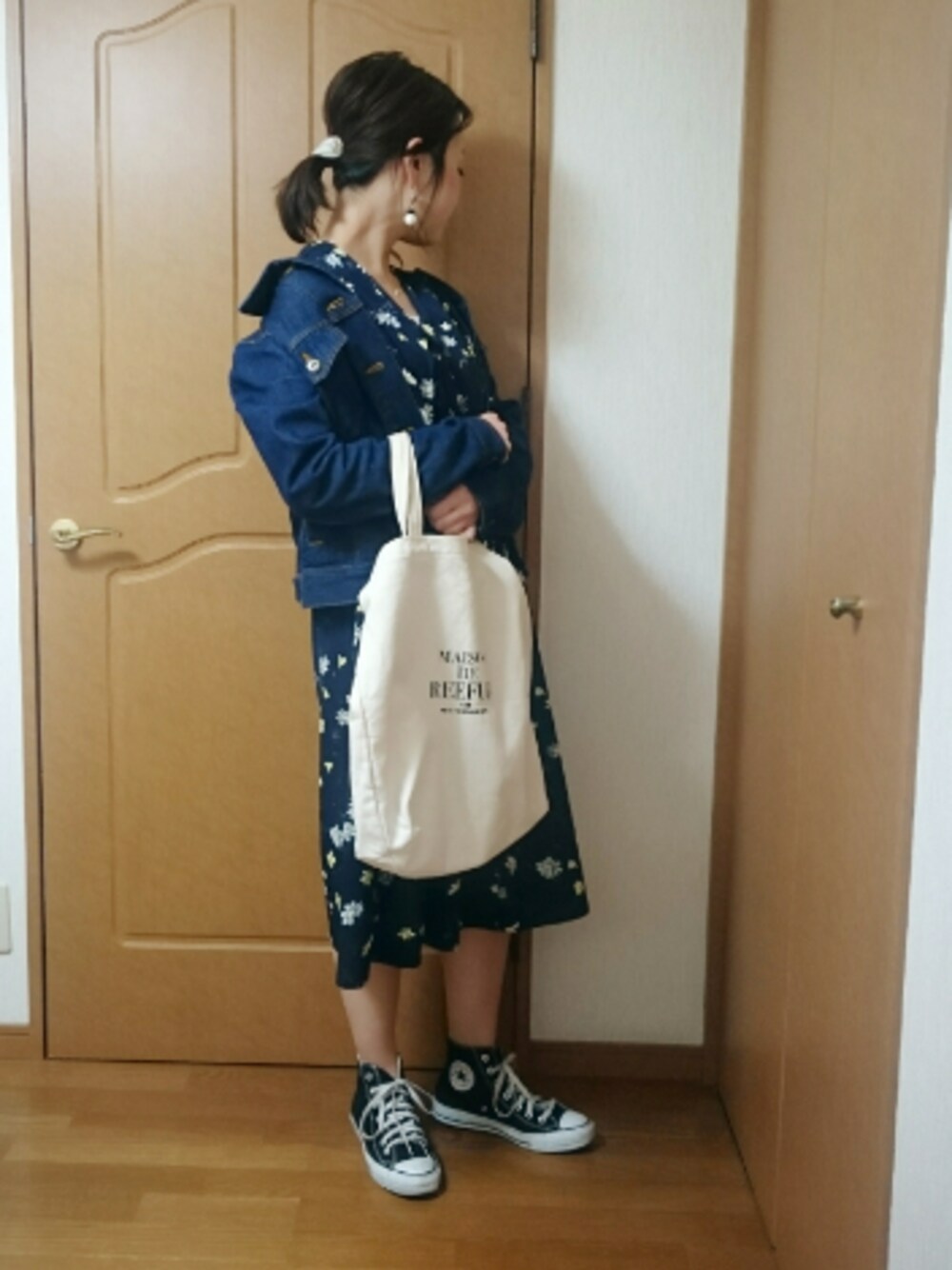 「春コーデ、大人カジュアル、オトナ女子、花柄、花柄ワンピース、デニムジャケット、スニーカー、converse、GU、プチプラ」｜「CONVERSEのconverse（コンバース） ALL STAR HI（オールスターHI）（スニーカー、ブラック系）」を使った、maimyさん（レディース・160cm）の春コーディネートの1枚目の写真