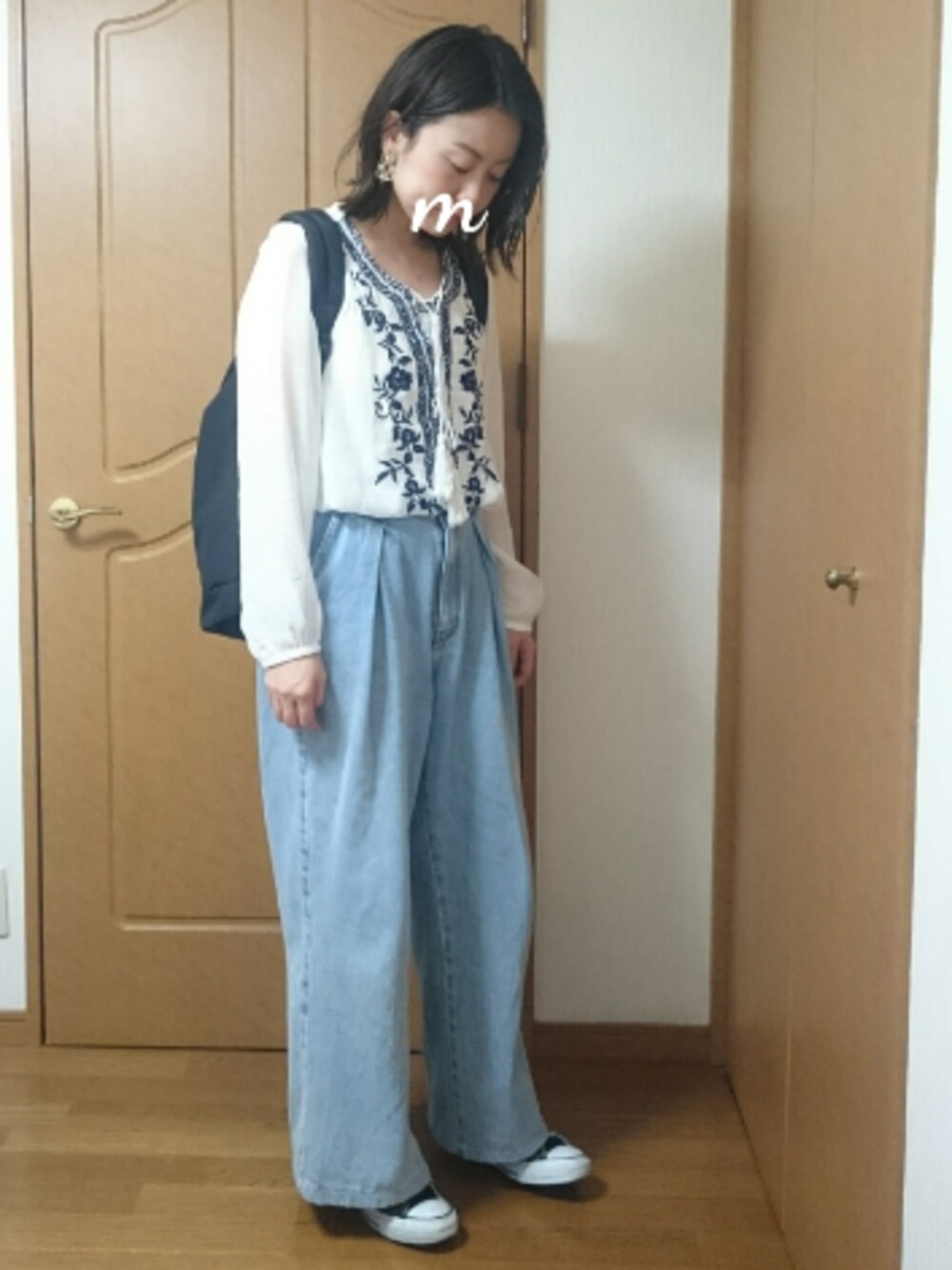 「春コーデ、大人カジュアル、オトナ女子、刺繍、デニム、スニーカー、リュック、GU、converse、通勤スタイル」｜「Qoo10のアイテム（シャツ/ブラウス、ホワイト系）」を使った、maimyさん（レディース・160cm）の春コーディネートの1枚目の写真