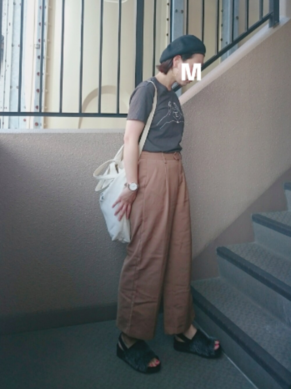 「秋コーデ、ワイドパンツ、Tシャツ、ファーサンダル、ベレー帽、GU、MAISON DE REEFUR」｜「MAISON DE REEFURのロマンス Tシャツ（Tシャツ/カットソー、ブラック系）」を使った、maimyさん（レディース・160cm）の秋コーディネートの1枚目の写真
