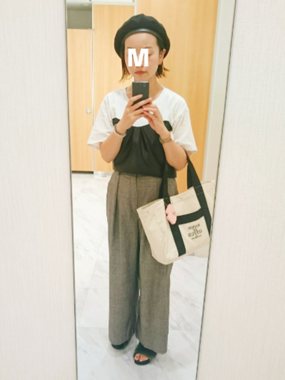 「秋コーデ、グレンチェック、ワイドパンツ、ビスチェ、ベレー帽、ファーサンダル、GU」｜「KBF+のKBF+　ビスチェ切替カットソー（Tシャツ/カットソー、ホワイト系）」を使った、maimyさん（レディース・160cm）の秋コーディネートの1枚目の写真