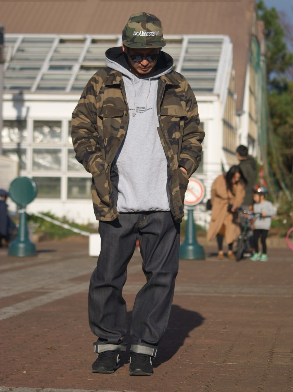 その他のカバーオール、グレー系のパーカー、ブルー系のデニムパンツを着用したメンズの冬コーディネートの1枚目の写真