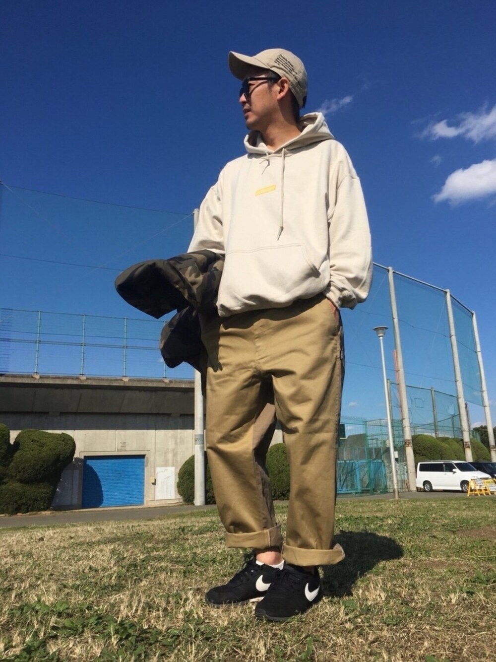 「DOUBLESTEAL、やっぱりストリートが好き、パーカー、カバーオール、ベージュ、ストリート、ワントーンコーデ、大人ストリート、ベージュコーデ」｜「DOUBLE STEALのSide 6Panel CAP（キャップ、ベージュ系）」を使った、ktさん（メンズ・170cm）の秋コーディネートの1枚目の写真