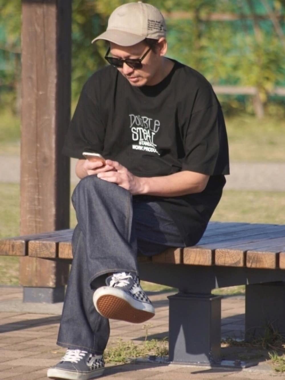 ブルー系のスニーカー、ブルー系のデニムパンツ、ブラック系のTシャツ/カットソーを着用したメンズの夏コーディネートの1枚目の写真