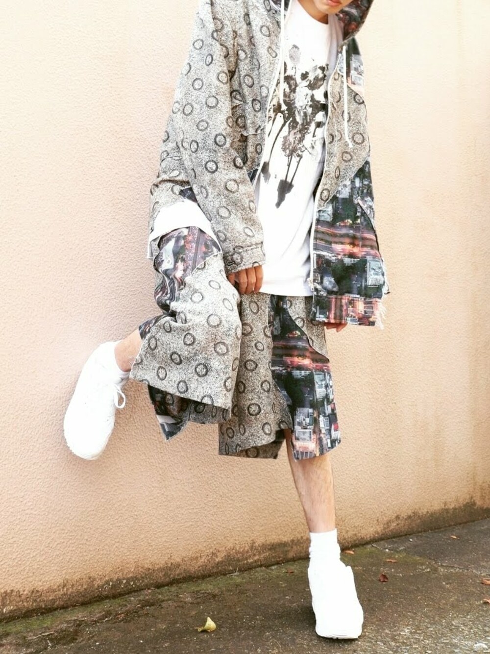 「お洒落さんとつながりたい、NIKE、セットアップスタイル、ハーフパンツ、ブルゾン、白、ストリートMIX、パーカー、ロンT、柄×柄」｜「COMME des GARCONS HOMME PLUSのアイテム（ブルゾン、その他）」を使った、FGさん（メンズ・182cm）の秋コーディネートの1枚目の写真