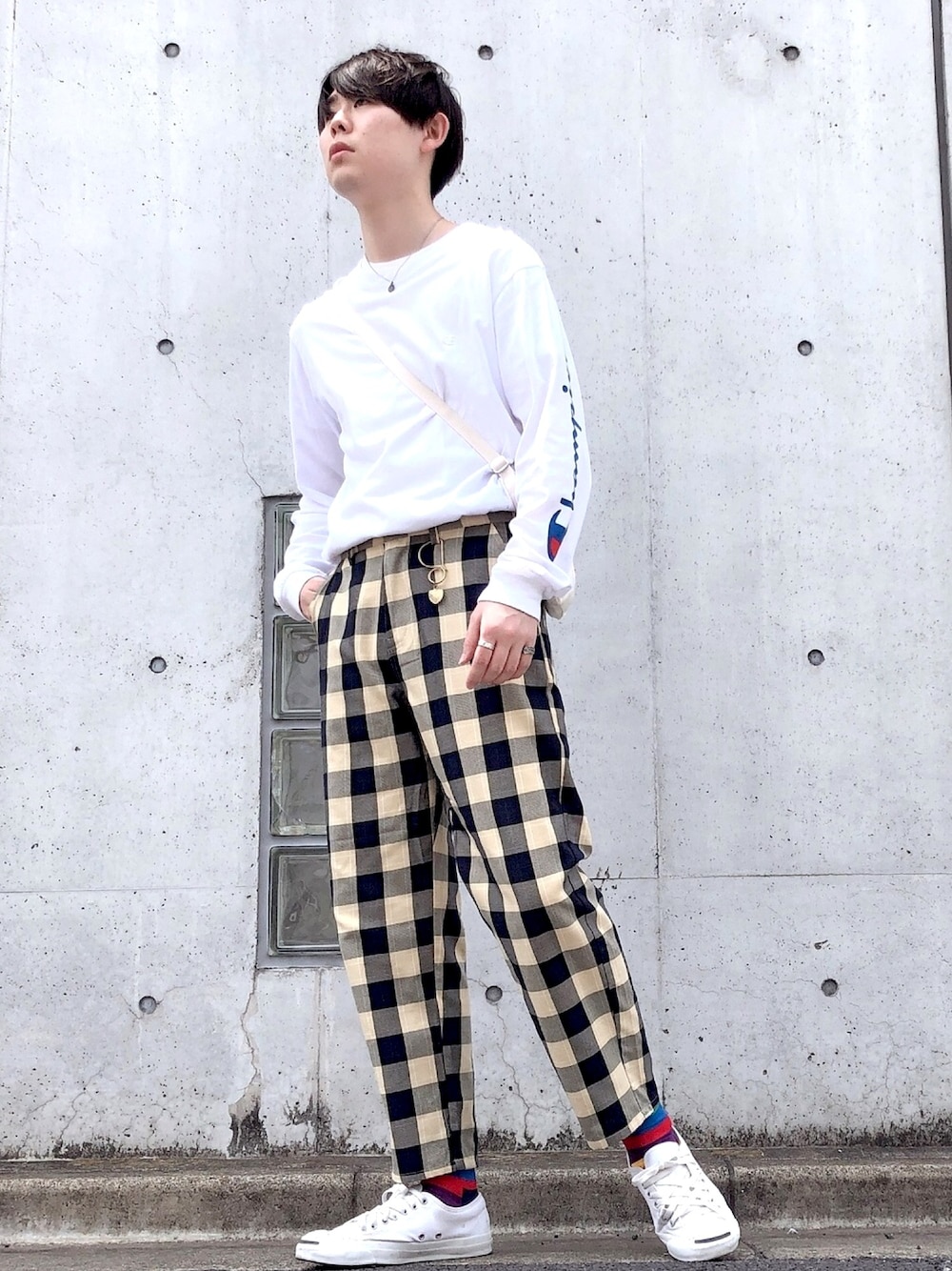 「タックイン、ホワイト、チェック、チェックパンツ、ラフ、ロンT、Champion」｜「Championのアイテム（Tシャツ/カットソー、ホワイト系）」を使った、みらいさん（メンズ・177cm）の秋コーディネートの1枚目の写真