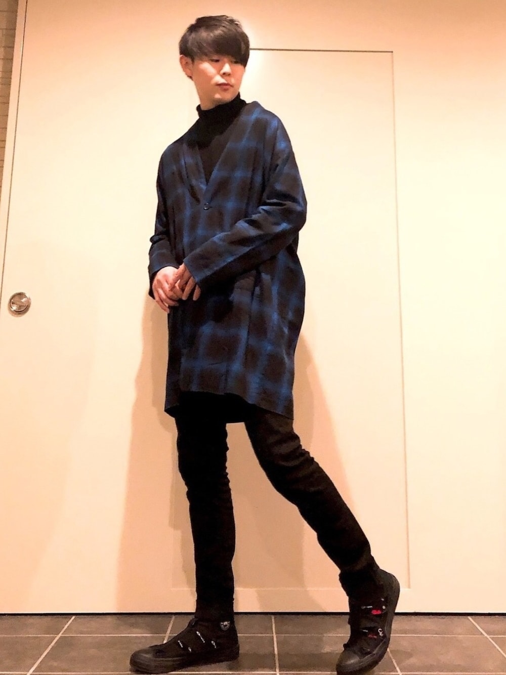 「シンプル、秋コーデ、きれいめカジュアル、黒スキニー、ノーカラーコート、タートルネック、ブルー、ユニクロ、柄ソックス、ラフ」｜「GUのタートルネックカットソー（トップス、ブラック系）」を使った、みらいさん（メンズ・177cm）の秋コーディネートの1枚目の写真