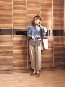「通勤穿搭」｜「アイテム（チノパンツ）」を使った、尼可Nikooさん（レディース・160cm）の秋コーディネート