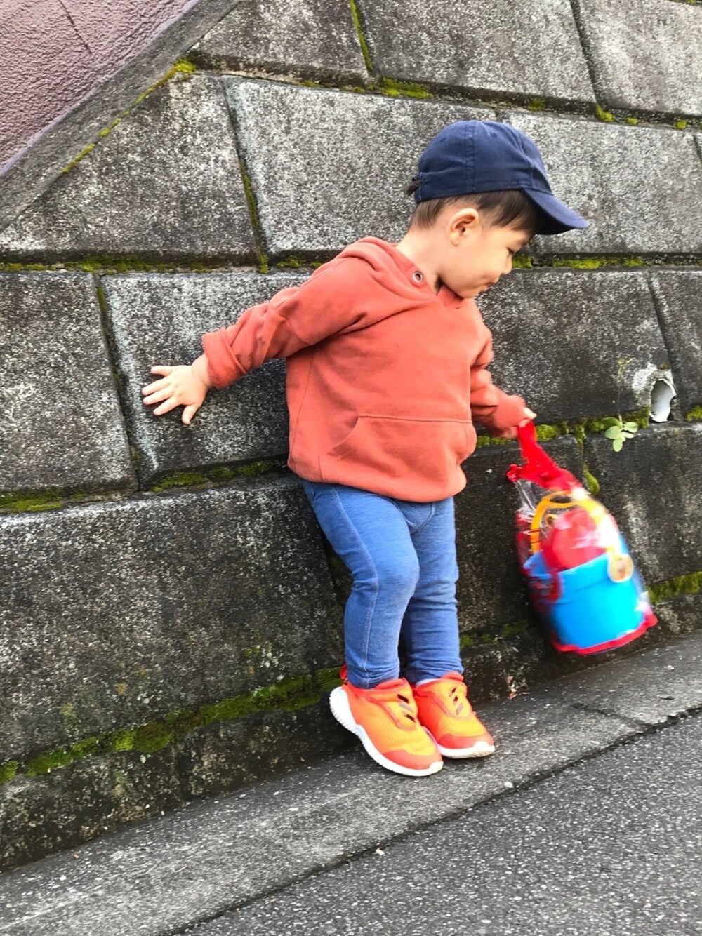 「シンプル、カジュアルコーデ、公園、1歳、1歳4ヶ月、おとこのこ、90cm」｜「nextのアイテム（パーカー、ブラウン系）」を使った、ALANさん（キッズ・90cm）の秋コーディネートの1枚目の写真