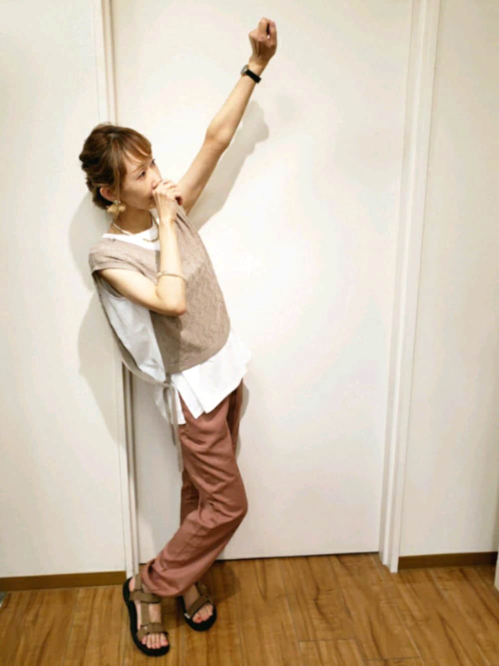 「これが私をアゲる服、オトナ女子、おしゃれさんと繋がりたい、大人カジュアル、パンツスタイル、サンダル、いいね・save・フォローありがとうございます🥰、ベスト、ジョガーパンツ、スポサン」｜「Daniel WellingtonのDaniel Wellington　ダニエルウェリントン　CLASSIC PETITE　ASHFIELD　ローズゴールド　32mm（アナログ腕時計、ブラック系）」を使った、mii♡さん（レディース・160cm）の春コーディネートの1枚目の写真