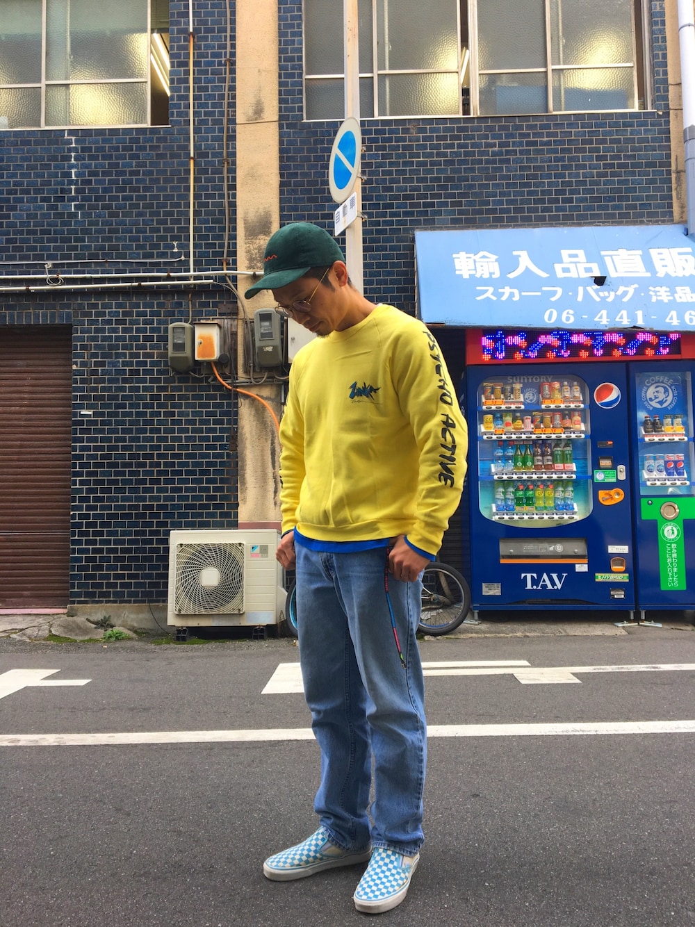 「黄色」｜「古着のアイテム（スウェット、イエロー系）」を使った、ktさん（メンズ・172cm）の冬コーディネートの1枚目の写真