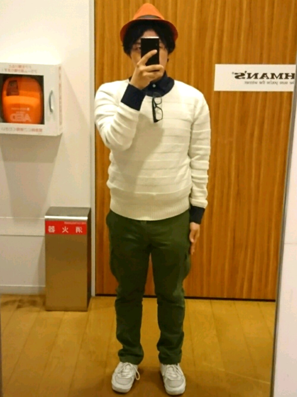 グリーン系のカーゴパンツ、ホワイト系のシューズ、ブルー系のシャツ/ブラウスを着用したメンズの秋コーディネートの1枚目の写真