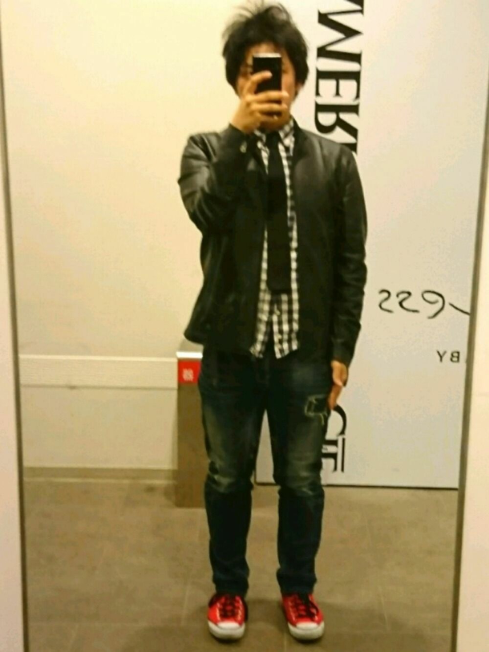 「秋のコーデ、破格の安さ、レザージャケット、ライダース、ダメージデニムパンツ、ブロックチェック、コンバース、ミックススタイル、ライブ」｜「MIND BLOWのアイテム（シャツ/ブラウス、ブルー系）」を使った、はらでぃさん（メンズ・172cm）の秋コーディネートの1枚目の写真